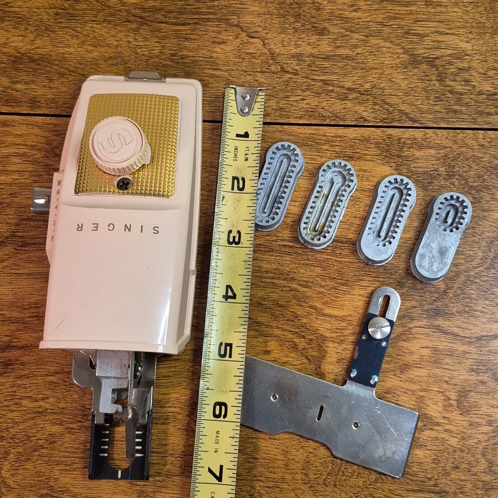 SINGER Vintage 1960s Sewing Machine Buttonholer Attachment In Original Case - Picture 15 of 16